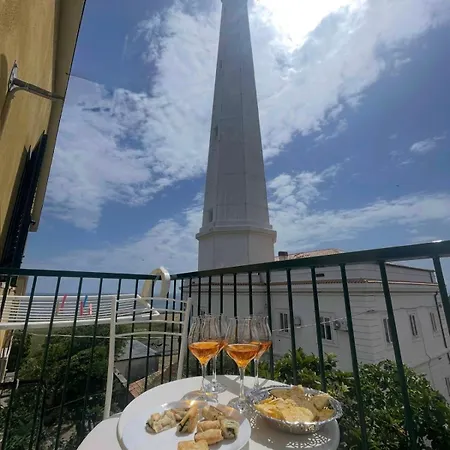 Accanto Al Faro *